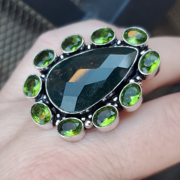 New Oversized Faceted Bloodstone and Peridot 925 Silver Ring. - Picture 15 of 16